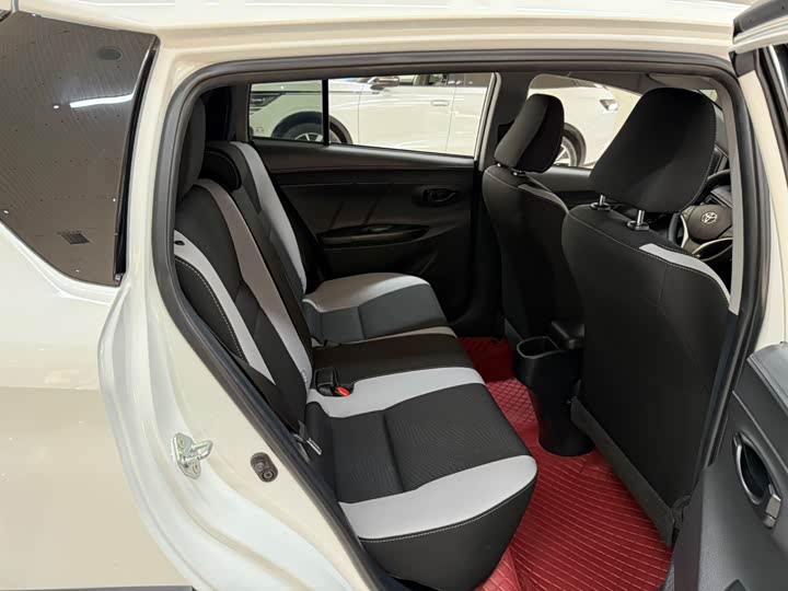 Фото 20 - Toyota Yaris L Hatchback