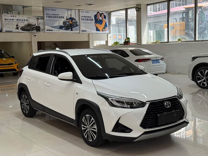 Фото 3 - Toyota Yaris L Hatchback