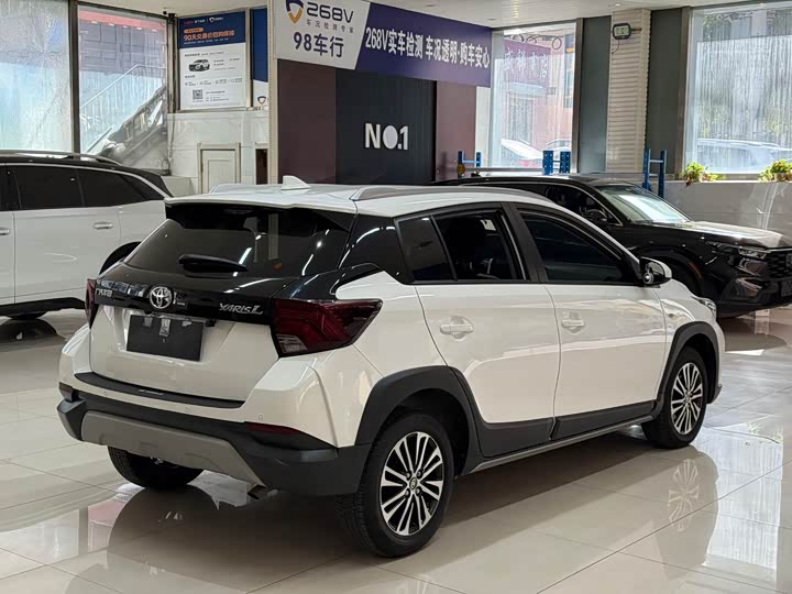 Фото 4 - Toyota Yaris L Hatchback