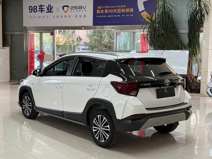 Фото 6 - Toyota Yaris L Hatchback