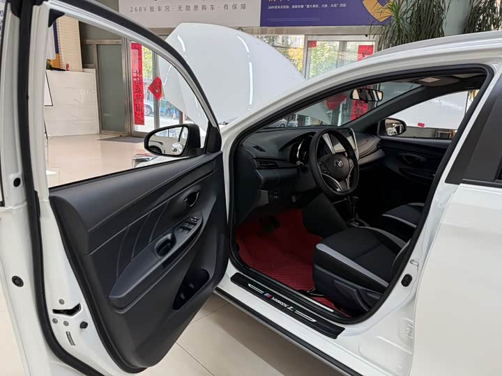 Фото 8 - Toyota Yaris L Hatchback