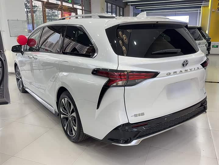 Фото 6 - Toyota Granvia