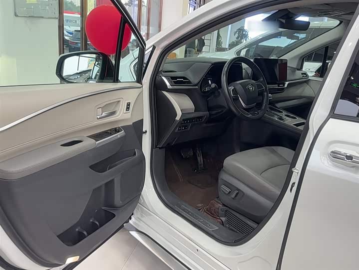 Фото 9 - Toyota Granvia