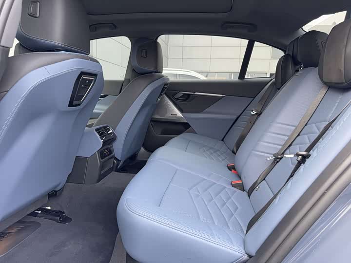 Фото 12 - BMW i5