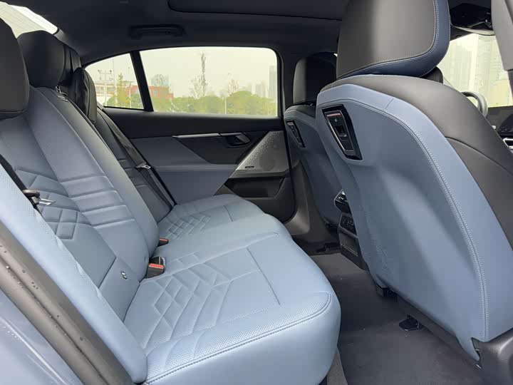 Фото 14 - BMW i5