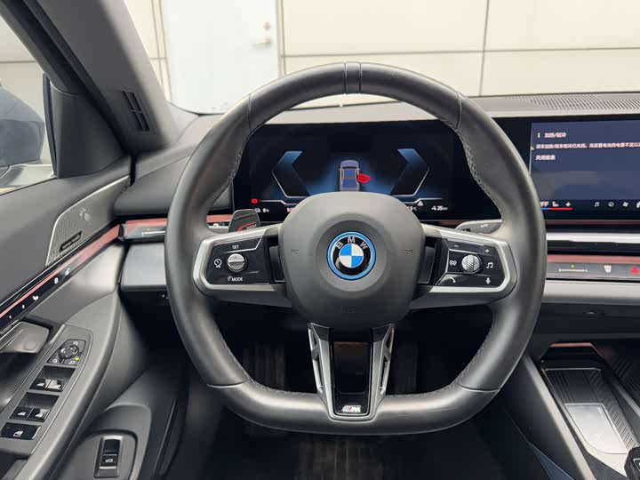 Фото 15 - BMW i5