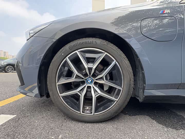 Фото 19 - BMW i5