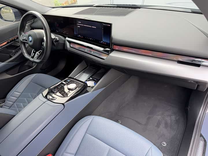Фото 9 - BMW i5