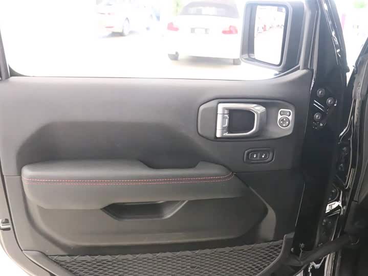 Фото 13 - Jeep Wrangler