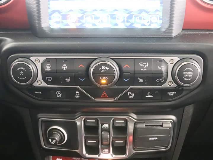 Фото 9 - Jeep Wrangler