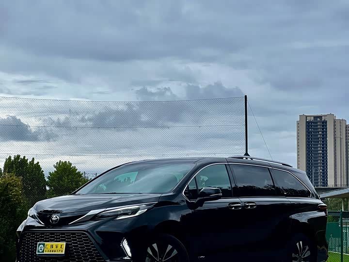 Фото 1 - Toyota Granvia