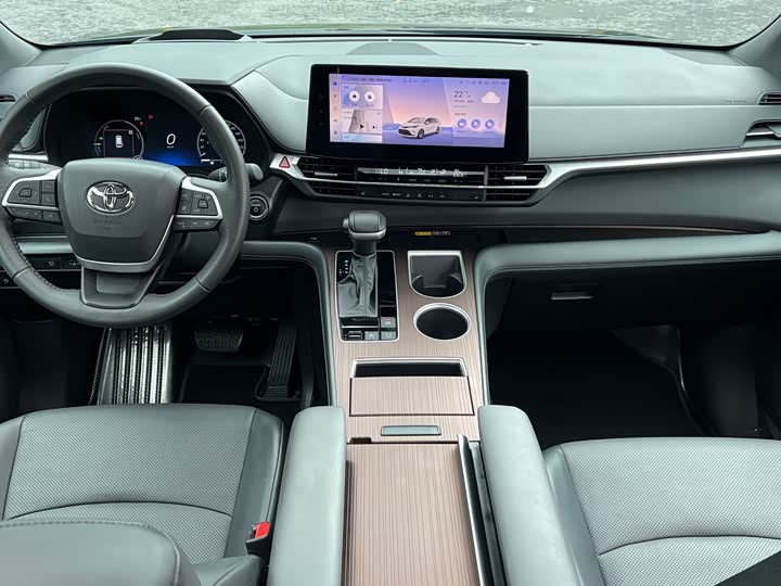 Фото 10 - Toyota Granvia