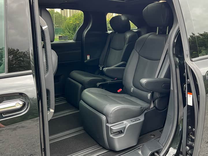 Фото 12 - Toyota Granvia