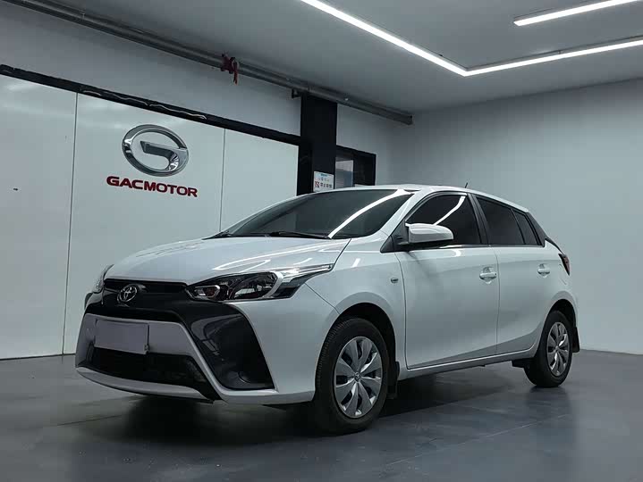 Фото 1 - Toyota Yaris L Hatchback