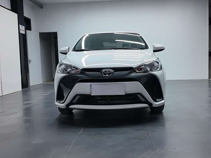 Фото 2 - Toyota Yaris L Hatchback