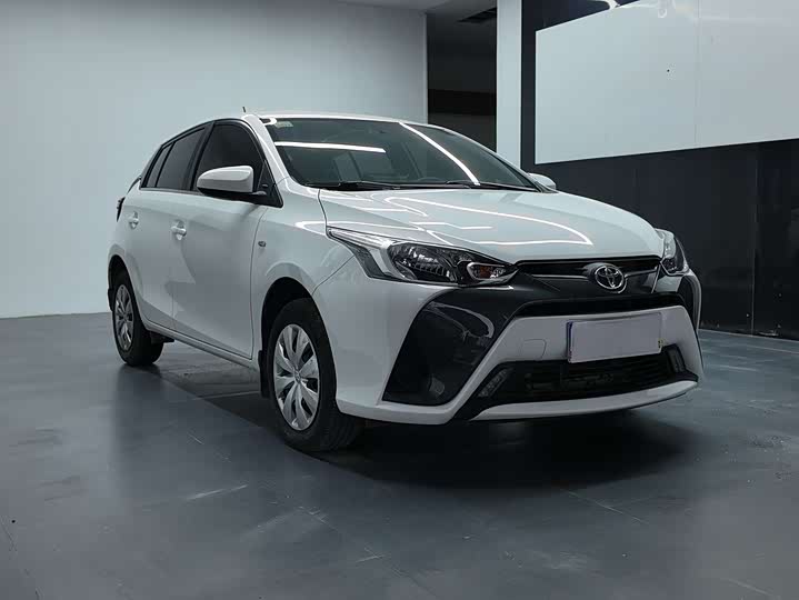 Фото 3 - Toyota Yaris L Hatchback
