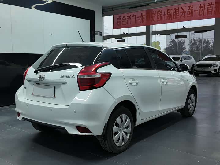 Фото 4 - Toyota Yaris L Hatchback