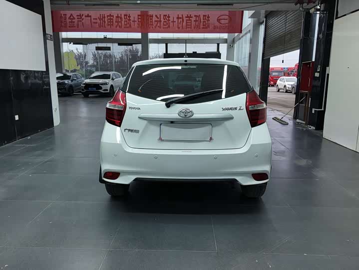 Фото 5 - Toyota Yaris L Hatchback