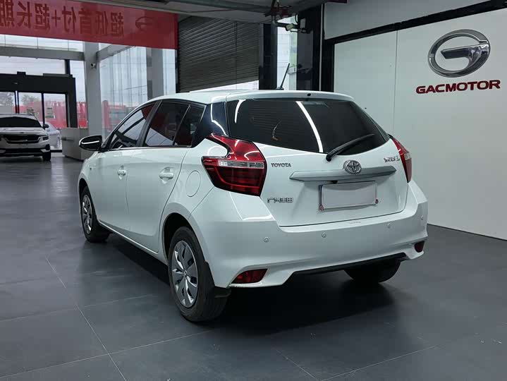 Фото 6 - Toyota Yaris L Hatchback