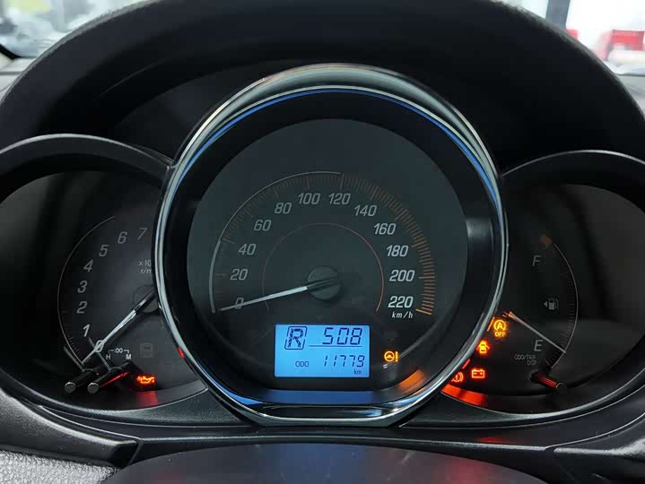 Фото 9 - Toyota Yaris L Hatchback