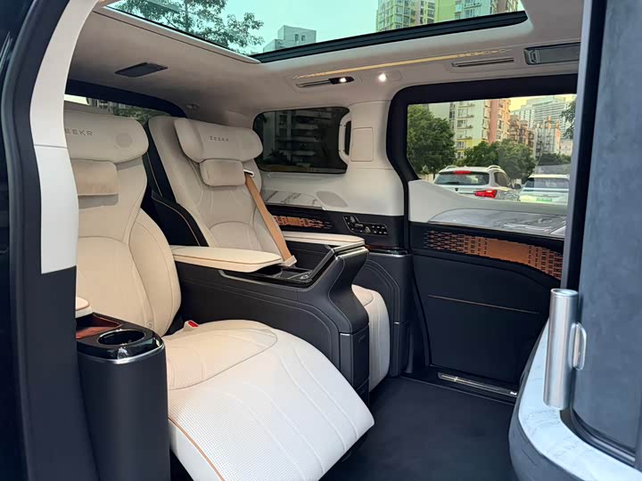 Фото 12 - Zeekr 009