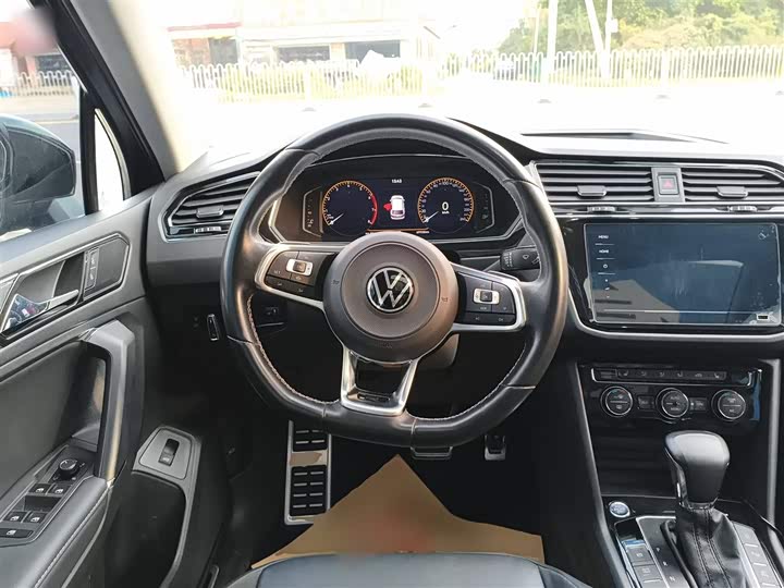 Фото 11 - Volkswagen Tiguan L Pro