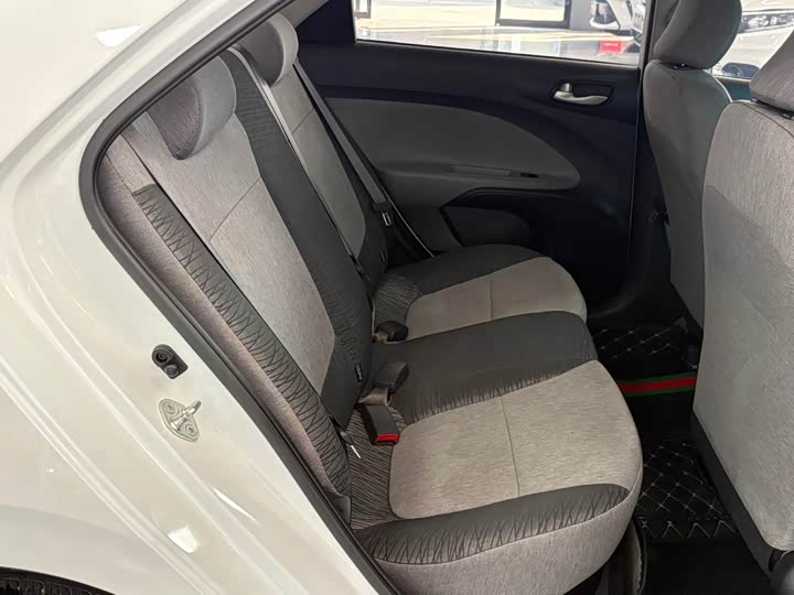 Фото 10 - Kia Pegas