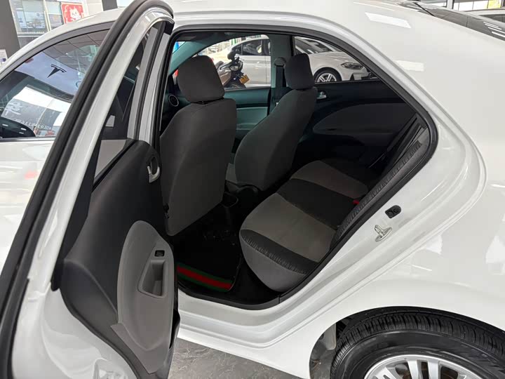Фото 8 - Kia Pegas