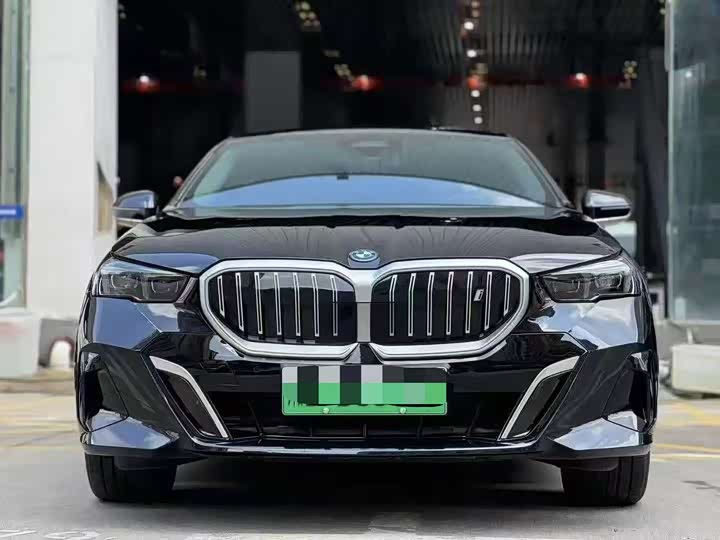 Фото 2 - BMW i5