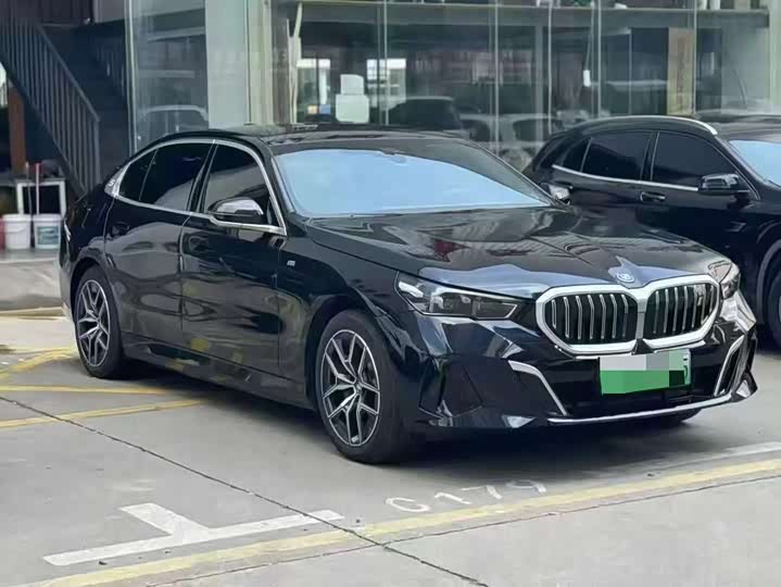 Фото 3 - BMW i5