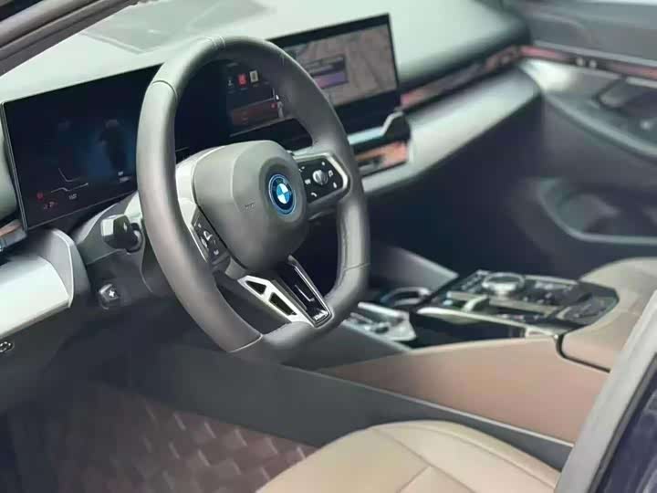 Фото 4 - BMW i5