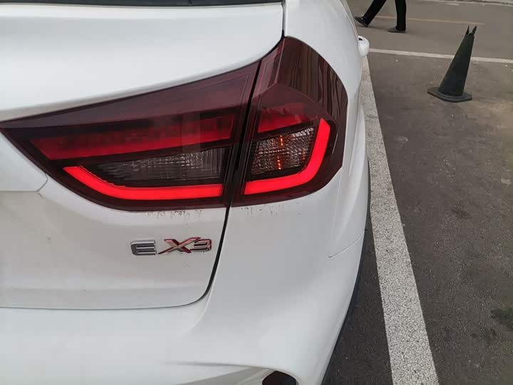 Фото 8 - Geely Geometry EX3