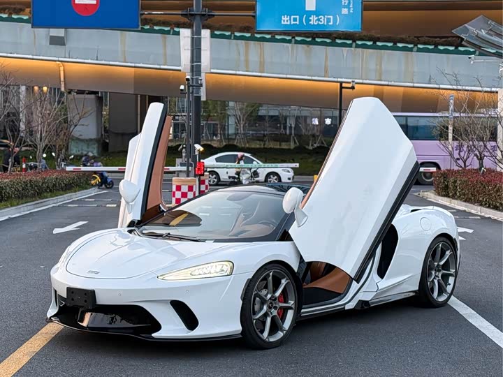 Фото 2 - McLaren GT