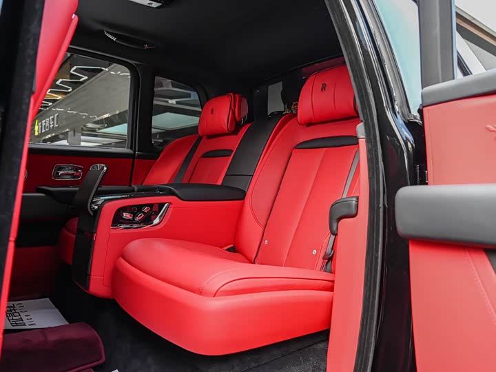 Фото 23 - Rolls-Royce Cullinan