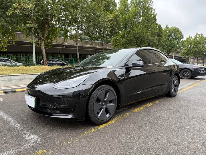 Фото 1 - Tesla Model 3