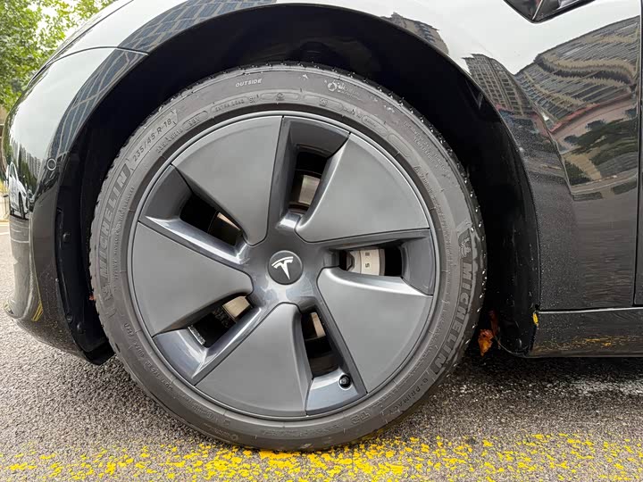 Фото 10 - Tesla Model 3