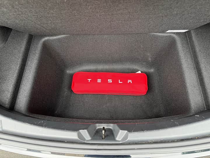 Фото 8 - Tesla Model 3