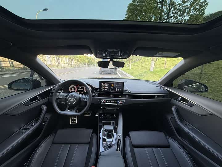 Фото 8 - Audi A4L