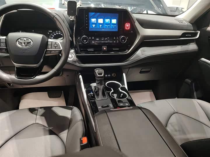 Фото 13 - Toyota Highlander