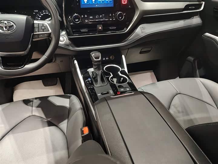 Фото 14 - Toyota Highlander