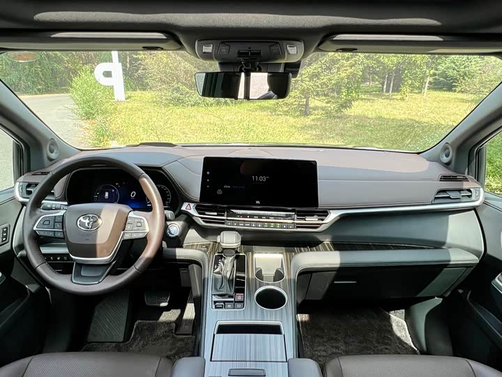 Фото 9 - Toyota Sienna