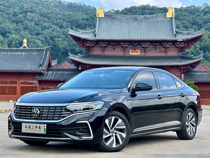 Фото 1 - Volkswagen Passat Hybrid