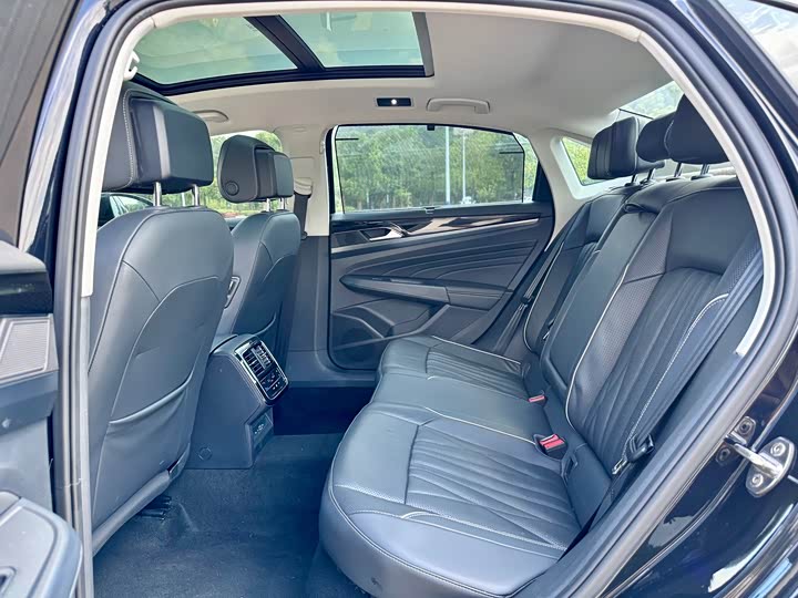 Фото 10 - Volkswagen Passat Hybrid