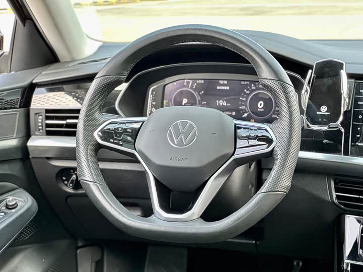 Фото 13 - Volkswagen Passat Hybrid