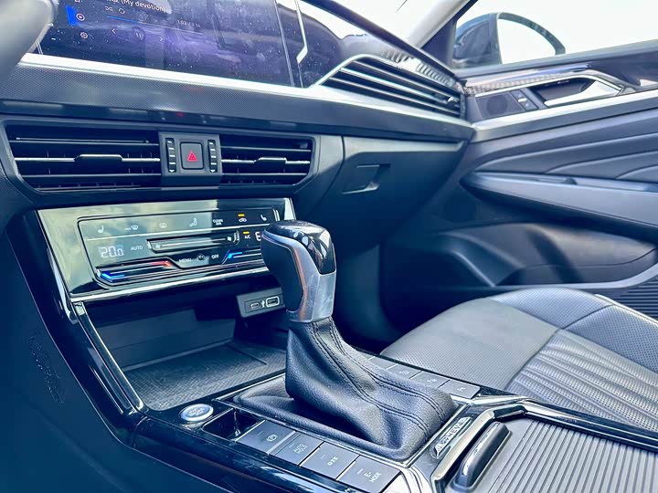 Фото 15 - Volkswagen Passat Hybrid