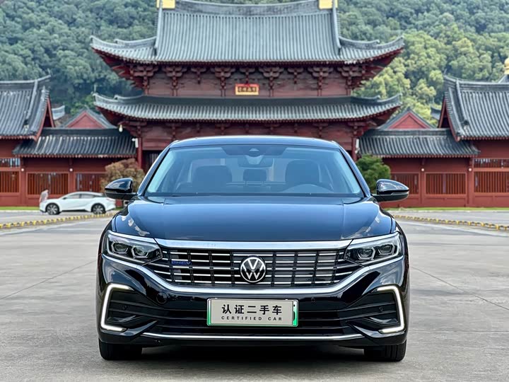 Фото 2 - Volkswagen Passat Hybrid