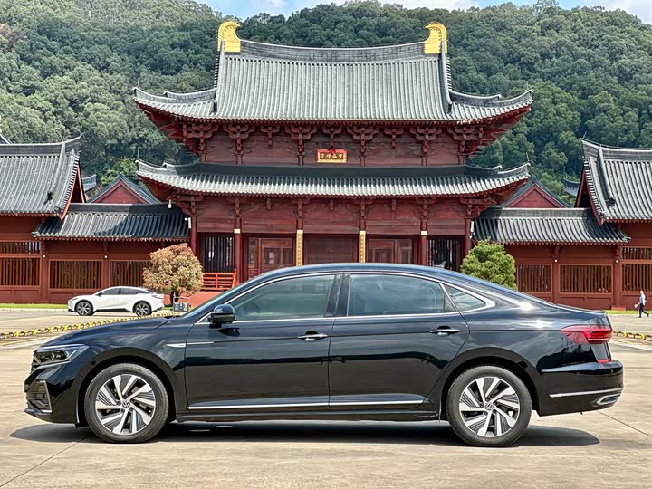 Фото 5 - Volkswagen Passat Hybrid