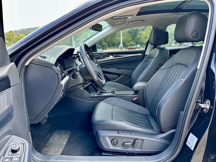 Фото 9 - Volkswagen Passat Hybrid