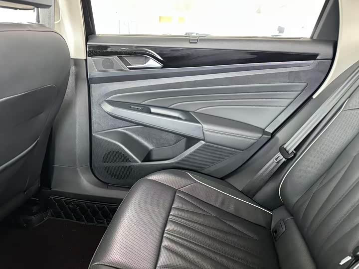 Фото 14 - Volkswagen Passat