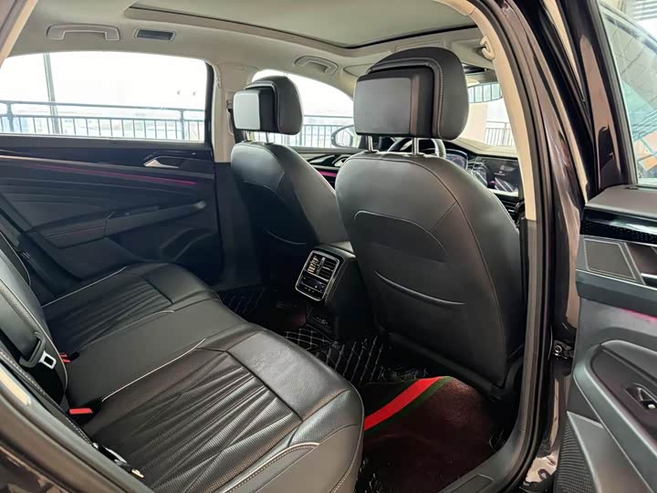 Фото 16 - Volkswagen Passat